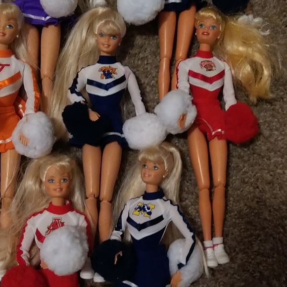 26 College cheerleading Barbies - Picture 12 of 15